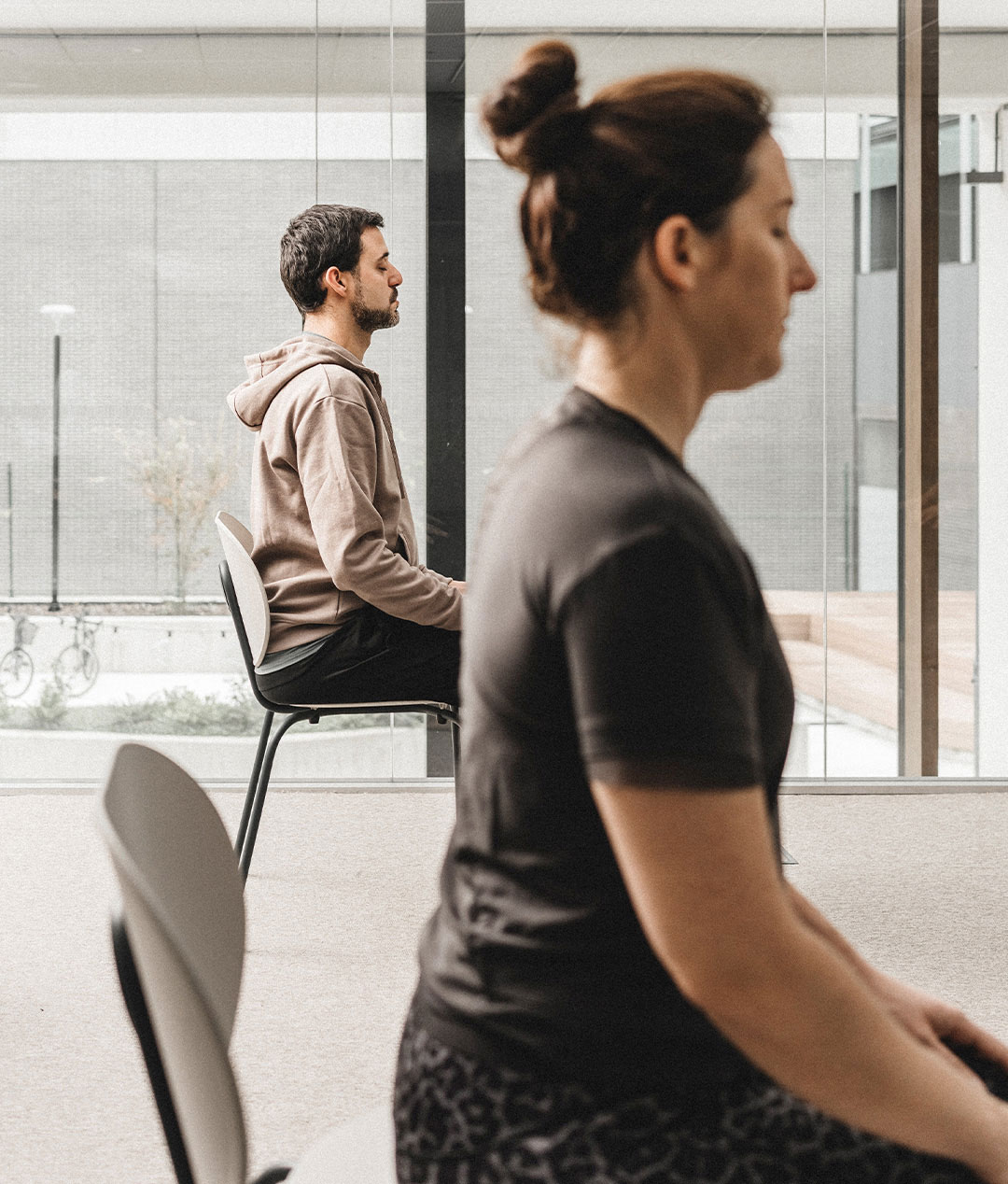 Yoga en silla: el secreto para combatir el estrés y el dolor de espalda en la oficina /  Yoga aulkian: bulegoan estresari eta bizkarreko minari aurre egiteko sekretua