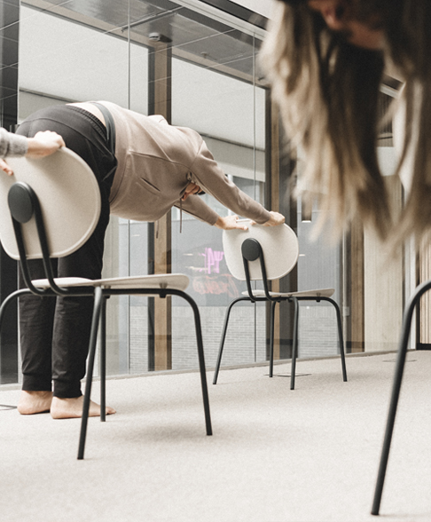 servicios yoga en la ofician yoga con silla